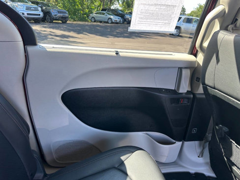 Used 2020 Chrysler Pacifica Touring-L image 25