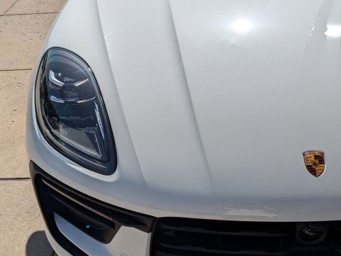 Certified 2025 Porsche Macan image 12