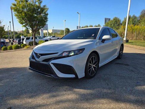 Used 2024 Toyota Camry SE image 1