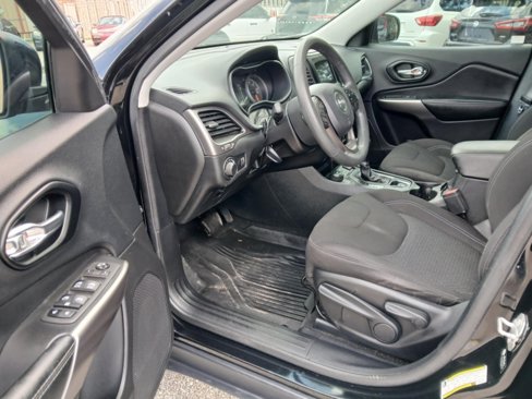 Used 2021 Jeep Cherokee Latitude w/ Mopar Interior Package image 9