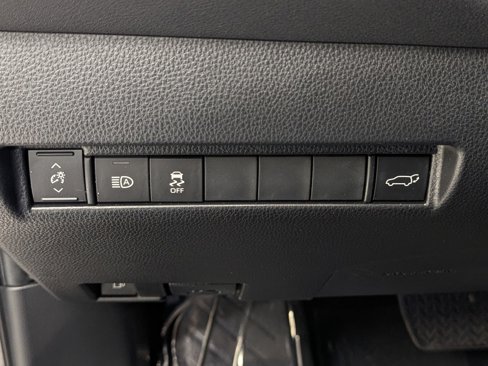 Used 2022 Toyota Venza XLE image 14