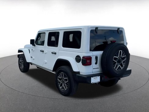 Used 2025 Jeep Wrangler Sahara image 14