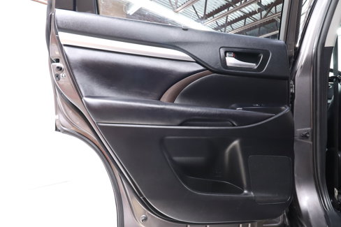 Used 2019 Toyota Highlander AWD V6 image 24