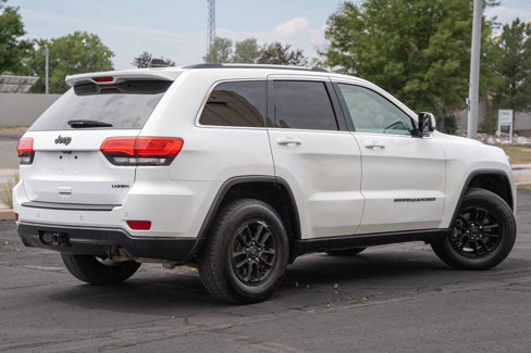 Used 2018 Jeep Grand Cherokee Laredo image 2