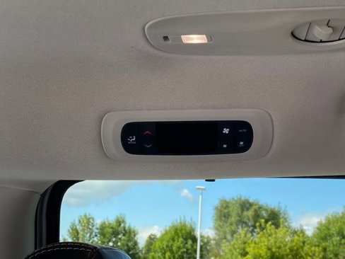 Used 2024 Chrysler Pacifica Touring-L image 19