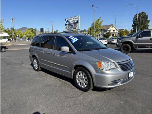 Used 2016 Chrysler Town & Country Touring image 7