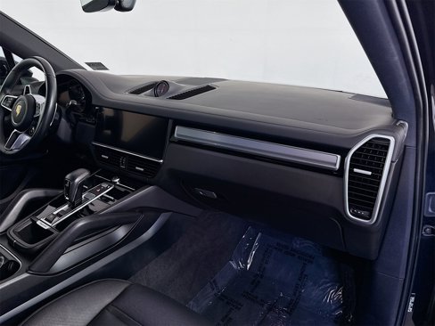 Certified 2022 Porsche Cayenne Platinum Edition image 23