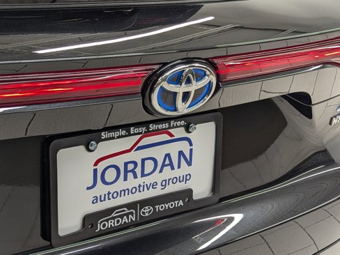 Used 2022 Toyota Venza XLE image 32