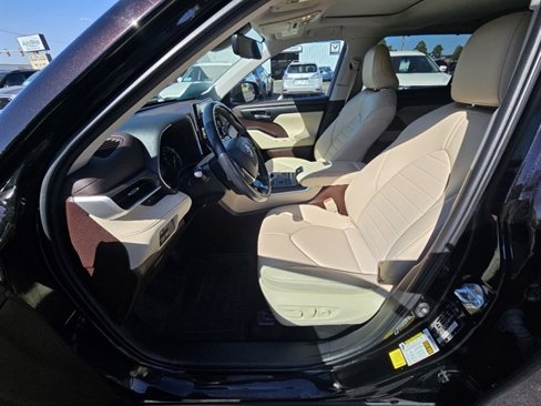 Used 2021 Toyota Highlander XLE image 9