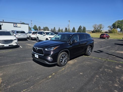 Used 2021 Toyota Highlander XLE image 1