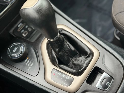 Used 2016 Jeep Cherokee 75th Anniversary image 26