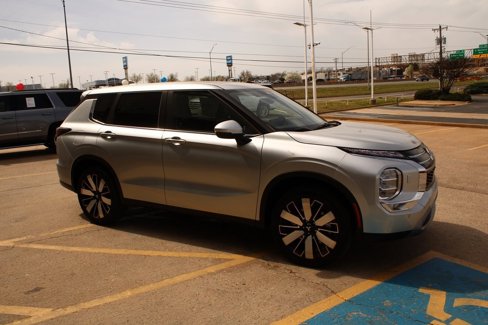 New 2025 Mitsubishi Outlander SE image 4