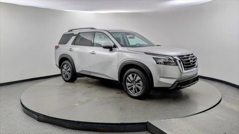 Used 2025 Nissan Pathfinder SV image 11