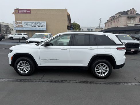 Used 2023 Jeep Grand Cherokee Laredo X image 2