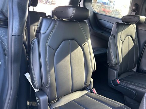 New 2025 Chrysler Pacifica Select image 27