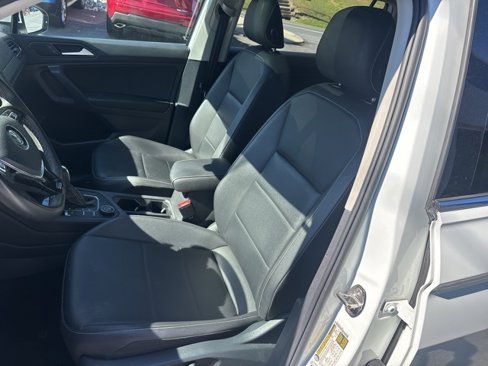Used 2021 Volkswagen Tiguan SE w/ Panoramic Sunroof Package image 14