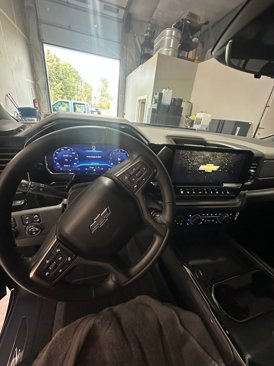 Used 2025 Chevrolet Silverado 2500 ZR2 w/ Technology Package image 4