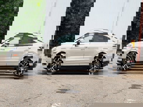New 2025 Porsche Cayenne Coupe image 2