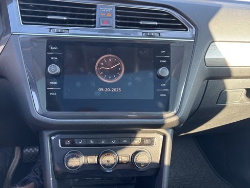 Used 2020 Volkswagen Tiguan SE w/ Panoramic Sunroof Package image 20