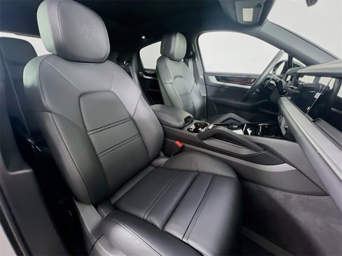 Used 2025 Porsche Cayenne Coupe image 30