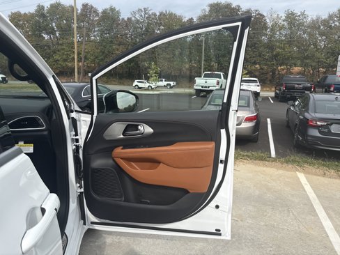 New 2026 Chrysler Pacifica Pinnacle image 8