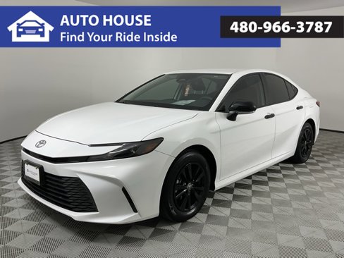 Used 2025 Toyota Camry LE image 1