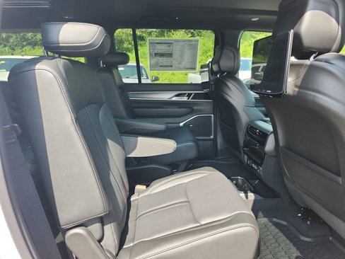 New 2025 Jeep Wagoneer L Series II image 35