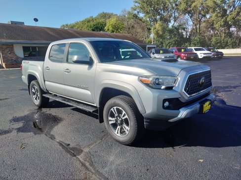 Used 2018 Toyota Tacoma TRD Sport image 2