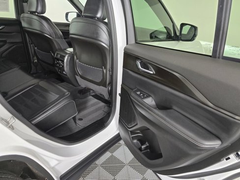 Used 2023 Jeep Grand Cherokee Altitude image 39