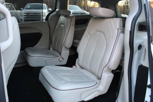 Used 2020 Chrysler Pacifica Limited image 19