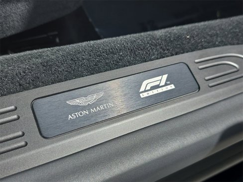 Used 2022 Aston Martin V8 Vantage Coupe image 17