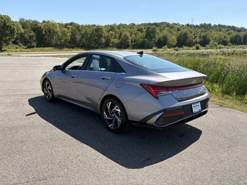 Used 2024 Hyundai Elantra Limited image 3