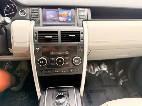 Used 2016 Land Rover Discovery Sport SE image 17