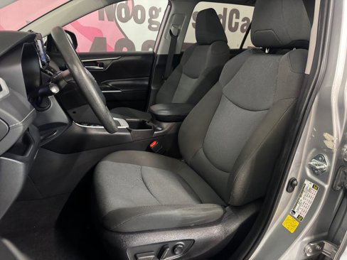 Used 2022 Toyota RAV4 XLE image 17