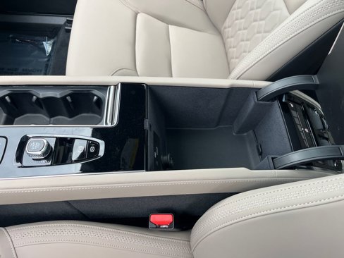 New 2026 Volvo XC90 B6 Plus w/ Protection Package Premier image 32