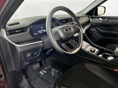 Used 2023 Jeep Grand Cherokee Altitude image 9