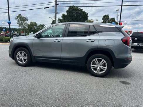 Used 2024 GMC Terrain SLE image 3
