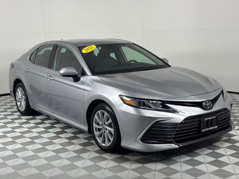Used 2022 Toyota Camry LE image 3