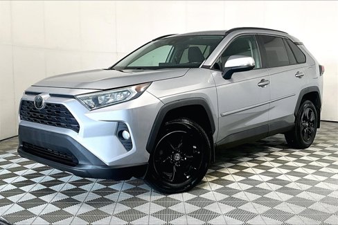 Used 2019 Toyota RAV4 XLE image 2