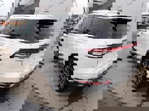 New 2025 Lincoln Aviator AWD image 3
