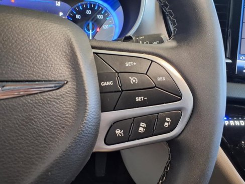 Used 2023 Chrysler Pacifica Touring-L image 27