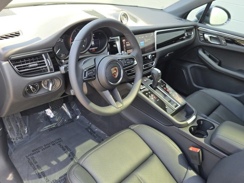 New 2025 Porsche Macan image 4