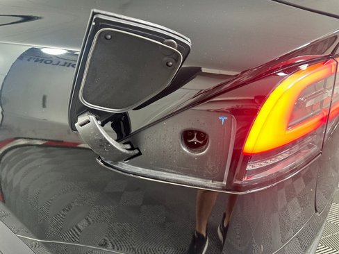 Used 2025 Tesla Model X image 8
