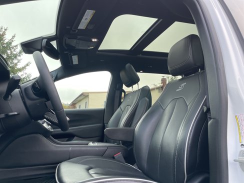 Used 2023 Chrysler Pacifica Limited w/ S Appearance Package image 13