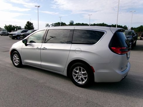 Used 2024 Chrysler Pacifica Touring-L image 3