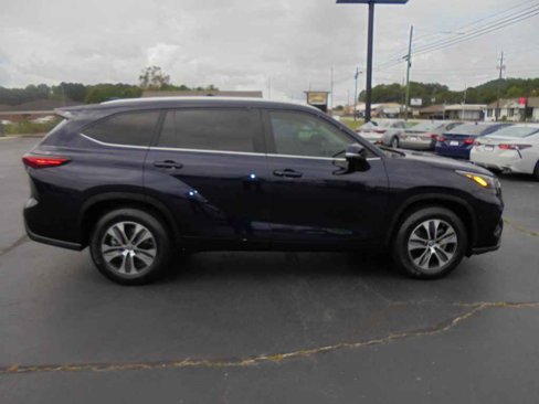Used 2023 Toyota Highlander XLE image 2