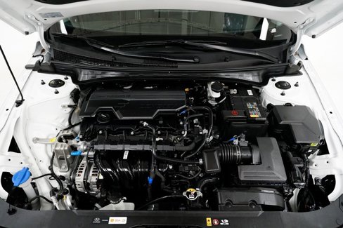 Used 2025 Hyundai Elantra SEL image 3