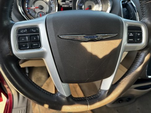 Used 2015 Chrysler Town & Country Touring image 18