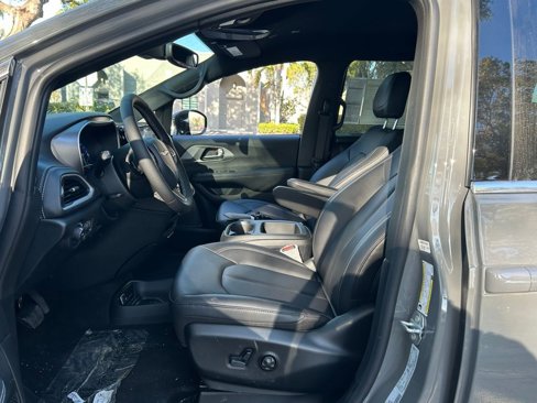 New 2025 Chrysler Pacifica Select image 10