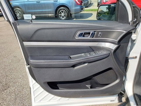 Used 2017 Ford Explorer XLT w/ Equipment Group 202A image 10